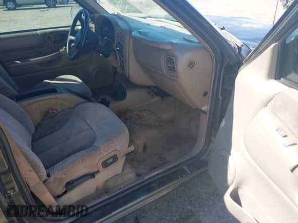 2001 Chevrolet Blazer LT with VIN 1GNCS13WX12137232, listed as a IAAI auction lot 41670172 with Not provided miles and . Bid and sale history available at DreamBid. Image 5.