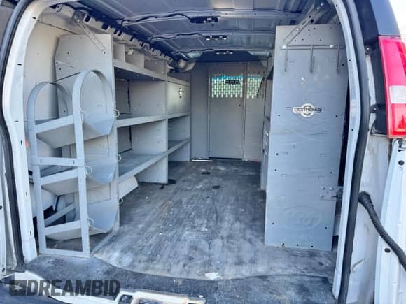 2018 Chevrolet Express Cargo с VIN 1GCWGAFP3J1345213, выставлен на аукционе Copart как лот 50424285 с пробегом 116 638 миль миль и Чистый • Clean title. История ставок и продаж доступна на DreamBid. Изображение 6.