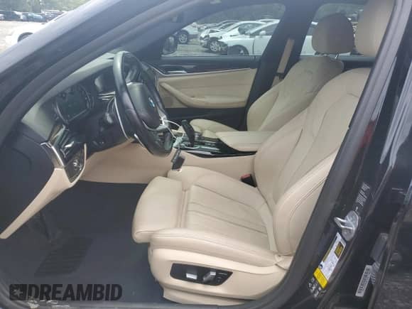 2019 BMW 5 Series 540i xDrive z VIN WBAJE7C5XKWD55540, wystawiony jako Copart lot #63302835 z przebiegiem 123 219 mil mil oraz Szkoda całkowita • Salvage title. Historia ofert i sprzedaży dostępna na DreamBid. Obrazek 7.