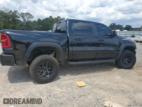 2025 Ram 1500 RHO z VIN 1C6SRFUP5SN611731, wystawiony jako Copart lot #69822705 z przebiegiem Nie podano mil oraz Szkoda całkowita • Salvage title. Historia ofert i sprzedaży dostępna na DreamBid. Obrazek 3.