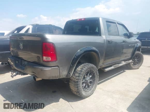 2013 Ram 1500 Express z VIN 1C6RR7KTXDS569372, wystawiony jako IAAI lot #43067487 z przebiegiem 223 976 mil mil oraz . Historia ofert i sprzedaży dostępna na DreamBid. Obrazek 4.