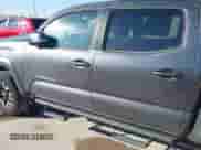 2017 Toyota Tacoma TRD Off Road z VIN 5TFAZ5CN9HX033838, wystawiony jako IAAI lot #43364641 z przebiegiem 196 091 mil mil oraz . Historia ofert i sprzedaży dostępna na DreamBid. Obrazek 13.