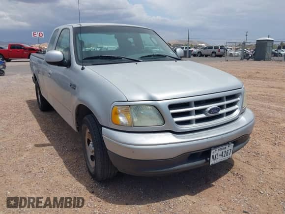 2002 Ford F-150 XL z VIN 1FTRX17212NB91563, wystawiony jako IAAI lot #42762900 z przebiegiem 185 485 mil mil oraz . Historia ofert i sprzedaży dostępna na DreamBid. Obrazek 1.