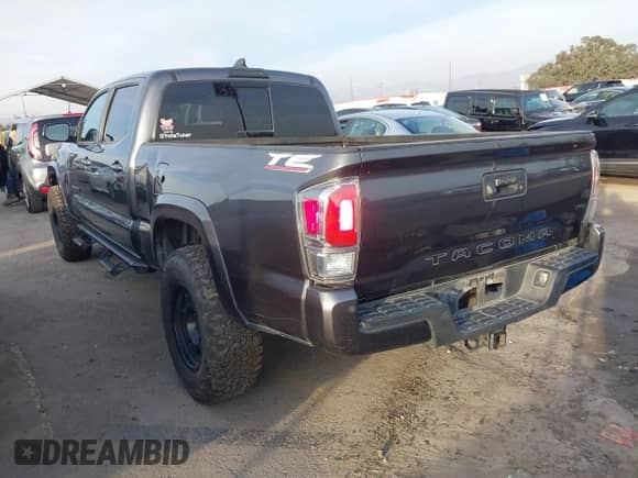 2021 Toyota Tacoma SR5 z VIN 3TMDZ5BN2MM108586, wystawiony jako IAAI lot #41604953 z przebiegiem 65 422 mil mil oraz . Historia ofert i sprzedaży dostępna na DreamBid. Obrazek 3.