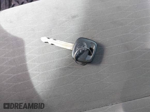 2016 Toyota Tacoma SR z VIN 5TFRX5GN0GX072772, wystawiony jako IAAI lot #43146796 z przebiegiem 122 312 mil mil oraz . Historia ofert i sprzedaży dostępna na DreamBid. Obrazek 11.