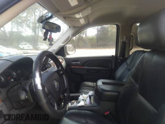 2010 Chevrolet Suburban LT z VIN 1GNUCJE01AR196820, wystawiony jako IAAI lot #40713946 z przebiegiem 234 838 mil mil oraz . Historia ofert i sprzedaży dostępna na DreamBid. Obrazek 5.