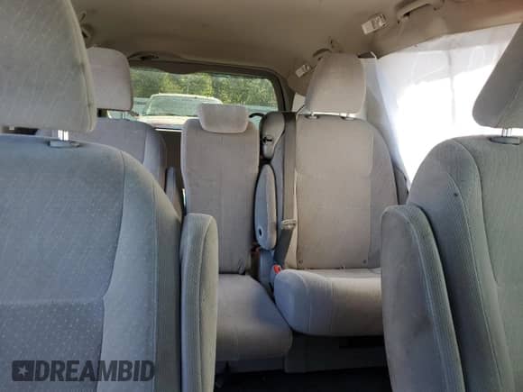 2017 Toyota Sienna LE Auto Access Seat z VIN 5TDKZ3DC9HS824849, wystawiony jako Copart lot #68481085 z przebiegiem Nie podano mil oraz Szkoda całkowita • Salvage title. Historia ofert i sprzedaży dostępna na DreamBid. Obrazek 10.