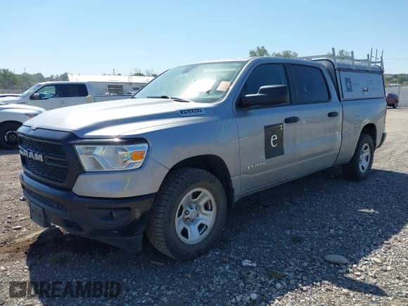 2020 Ram 1500 Tradesman z VIN 1C6RRFNGXLN356363, wystawiony jako IAAI lot #43001924 z przebiegiem 119 855 mil mil oraz . Historia ofert i sprzedaży dostępna na DreamBid. Obrazek 18.