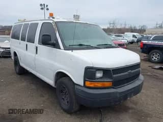 2008 Chevrolet City Express Cargo z VIN 1GNHG35KX81223024, wystawiony jako IAAI lot #41263774 z przebiegiem 168 849 mil mil oraz . Historia ofert i sprzedaży dostępna na DreamBid. Obrazek 1.