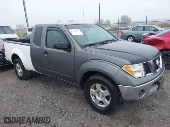 2008 Nissan Frontier SE z VIN 1N6AD06WX8C440416, wystawiony jako IAAI lot #43438253 z przebiegiem 136 997 mil mil oraz . Historia ofert i sprzedaży dostępna na DreamBid. Obrazek 1.
