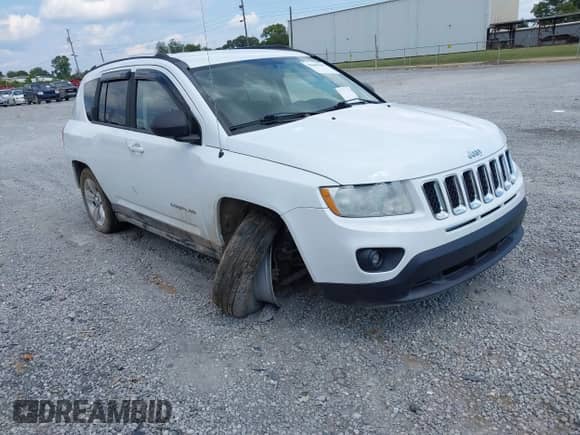 2012 Jeep Compass Sport z VIN 1C4NJDBBXCD608033, wystawiony jako IAAI lot #43069199 z przebiegiem 177 249 mil mil oraz . Historia ofert i sprzedaży dostępna na DreamBid. Obrazek 1.