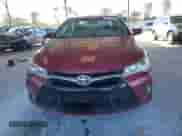 2017 Toyota Camry XLE z VIN 4T1BF1FK0HU720131, wystawiony jako Copart lot #82687105 z przebiegiem 136 438 mil mil oraz Czysty tytuł • Clean title. Historia ofert i sprzedaży dostępna na DreamBid. Obrazek 5.