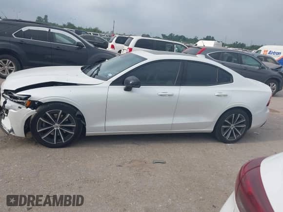 2022 Volvo S60 Momentum z VIN 7JRL12TZ5NG161962, wystawiony jako IAAI lot #42289592 z przebiegiem 62 043 mil mil oraz . Historia ofert i sprzedaży dostępna na DreamBid. Obrazek 14.