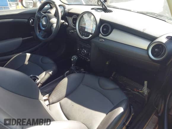 2012 MINI Hardtop z VIN WMWSU3C52CT541816, wystawiony jako IAAI lot #43513419 z przebiegiem 55 436 mil mil oraz . Historia ofert i sprzedaży dostępna na DreamBid. Obrazek 5.