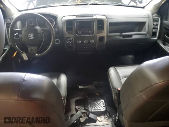 2019 Ram 1500 Express z VIN 1C6RR6FG3KS628380, wystawiony jako Copart lot #52341655 z przebiegiem Nie podano mil oraz Czysty tytuł • Clean title. Historia ofert i sprzedaży dostępna na DreamBid. Obrazek 8.