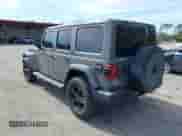 2021 Jeep Wrangler Unlimited Sahara Altitude z VIN 1C4HJXENXMW610004, wystawiony jako IAAI lot #41434506 z przebiegiem 27 726 mil mil oraz . Historia ofert i sprzedaży dostępna na DreamBid. Obrazek 3.