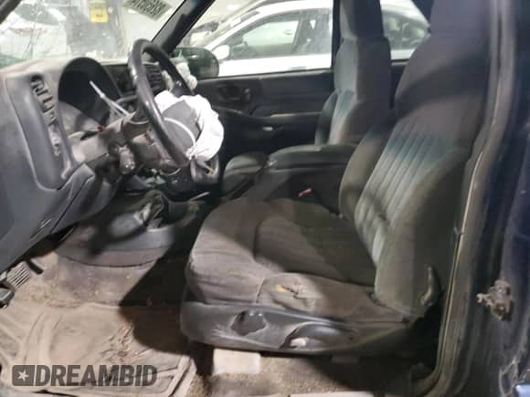 2001 Chevrolet Blazer LS z VIN 1GNCT18W01K143093, wystawiony jako Copart lot #82650514 z przebiegiem Nie podano mil oraz Szkoda całkowita • Salvage title. Historia ofert i sprzedaży dostępna na DreamBid. Obrazek 7.