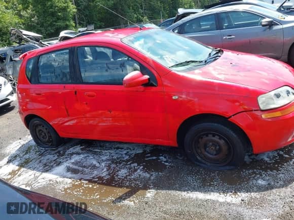2005 Chevrolet Aveo LS с VIN KL1TD62695B396440, выставлен на аукционе IAAI как лот 42723786 с пробегом 107 426 миль миль и . История ставок и продаж доступна на DreamBid. Изображение 13.