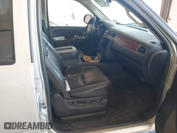 2012 Chevrolet Tahoe LT z VIN 1GNSCBE01CR326465, wystawiony jako IAAI lot #42604791 z przebiegiem 220 129 mil mil oraz . Historia ofert i sprzedaży dostępna na DreamBid. Obrazek 5.