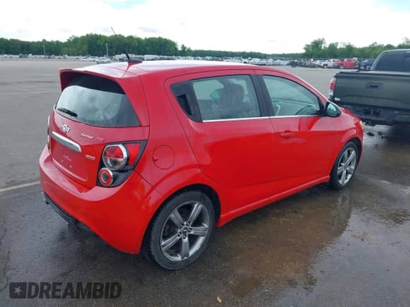 2013 Chevrolet Sonic RS z VIN 1G1JH6SB5D4158355, wystawiony jako IAAI lot #42234638 z przebiegiem 164 870 mil mil oraz . Historia ofert i sprzedaży dostępna na DreamBid. Obrazek 4.