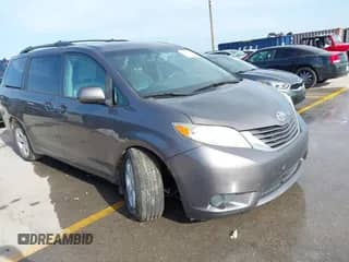 2017 Toyota Sienna LE Auto Access Seat z VIN 5TDKZ3DC1HS789577, wystawiony jako IAAI lot #42768987 z przebiegiem 185 511 mil mil oraz . Historia ofert i sprzedaży dostępna na DreamBid. Obrazek 1.