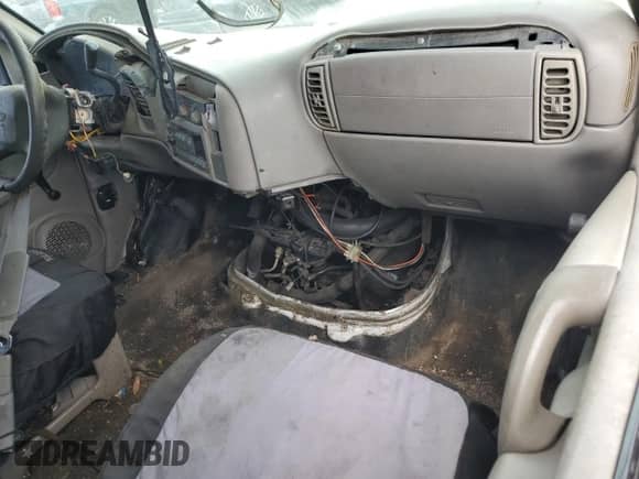 1998 Chevrolet Astro Cargo z VIN 1GCDM19W5WB156776, wystawiony jako Copart lot #56903675 z przebiegiem Nie podano mil oraz Czysty tytuł • Clean title. Historia ofert i sprzedaży dostępna na DreamBid. Obrazek 8.