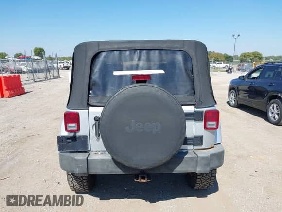 2007 Jeep Wrangler Unlimited Sahara z VIN 1J4GA591X7L101991, wystawiony jako IAAI lot #43233527 z przebiegiem 156 024 mil mil oraz . Historia ofert i sprzedaży dostępna na DreamBid. Obrazek 16.