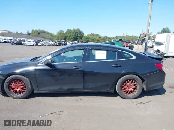 2018 Chevrolet Malibu LT z VIN 1G1ZD5ST3JF152636, wystawiony jako IAAI lot #43212615 z przebiegiem 135 976 mil mil oraz . Historia ofert i sprzedaży dostępna na DreamBid. Obrazek 14.