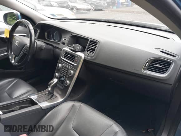 2015 Volvo S60 T5 Premier с VIN YV1612TK8F1334127, выставлен на аукционе IAAI как лот 42887031 с пробегом 101 981 миль миль и . История ставок и продаж доступна на DreamBid. Изображение 5.