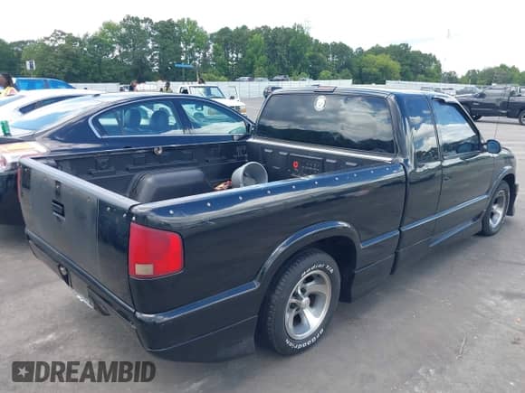 2001 Chevrolet S-10 LS with VIN 1GCCS195318110989, listed as a IAAI auction lot 42536471 with 203,786 mi miles and . Bid and sale history available at DreamBid. Image 4.