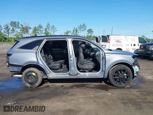2022 Kia Sorento SX with VIN 5XYRK4LF8NG093053, listed as a IAAI auction lot 42337625 with 32,139 mi miles and . Bid and sale history available at DreamBid. Image 14.