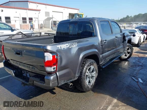 2019 Toyota Tacoma SR5 z VIN 3TMCZ5AN2KM231203, wystawiony jako IAAI lot #43203975 z przebiegiem 61 168 mil mil oraz . Historia ofert i sprzedaży dostępna na DreamBid. Obrazek 4.