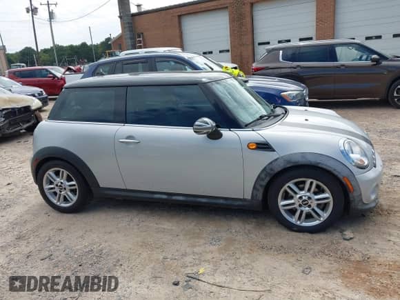 2012 MINI Hardtop с VIN WMWSU3C57CT255749, выставлен на аукционе IAAI как лот 43342110 с пробегом 99 460 миль миль и . История ставок и продаж доступна на DreamBid. Изображение 13.