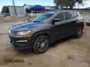 2019 Jeep Compass Latitude z VIN 3C4NJCBB1KT658449, wystawiony jako Copart lot #67523185 z przebiegiem 97 457 mil mil oraz Czysty tytuł • Clean title. Historia ofert i sprzedaży dostępna na DreamBid. Obrazek 1.