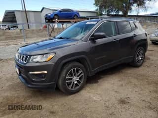 2019 Jeep Compass Latitude z VIN 3C4NJCBB1KT658449, wystawiony jako Copart lot #67523185 z przebiegiem 97 457 mil mil oraz Czysty tytuł • Clean title. Historia ofert i sprzedaży dostępna na DreamBid. Obrazek 1.