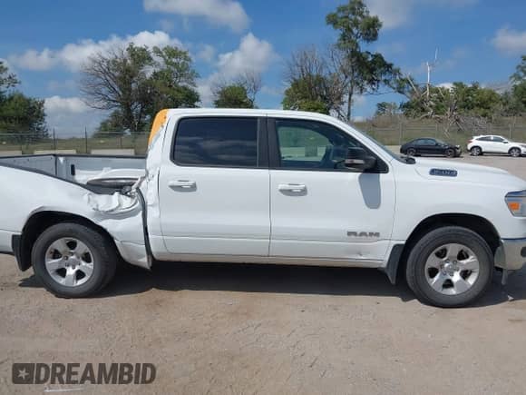 2021 Ram 1500 Big Horn z VIN 1C6SRFFTXMN567691, wystawiony jako IAAI lot #43115791 z przebiegiem 104 406 mil mil oraz . Historia ofert i sprzedaży dostępna na DreamBid. Obrazek 13.