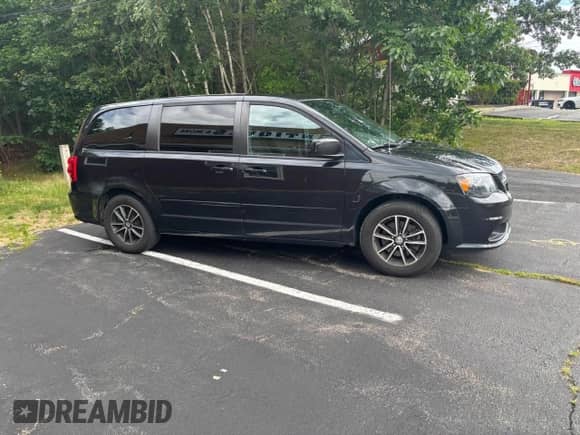 2015 Dodge Grand Caravan SE z VIN 2C4RDGBG5FR669264, wystawiony jako Copart lot #68374985 z przebiegiem 139 947 mil mil oraz Czysty tytuł • Clean title. Historia ofert i sprzedaży dostępna na DreamBid. Obrazek 1.