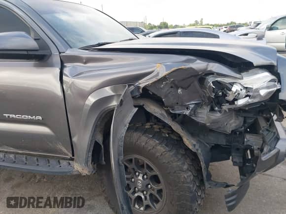 2017 Toyota Tacoma SR5 with VIN 5TFAZ5CN9HX028333, listed as a IAAI auction lot 42278300 with 138,309 mi miles and . Bid and sale history available at DreamBid. Image 6.