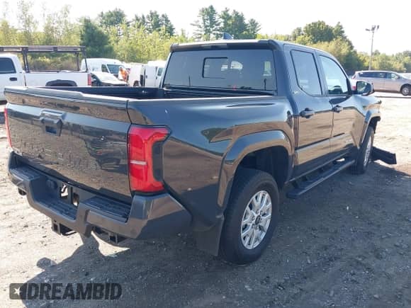 2024 Toyota Tacoma TRD Off Road с VIN 3TMLB5JN2RM081933, выставлен на аукционе IAAI как лот 43173729 с пробегом 10 704 миль миль и . История ставок и продаж доступна на DreamBid. Изображение 4.