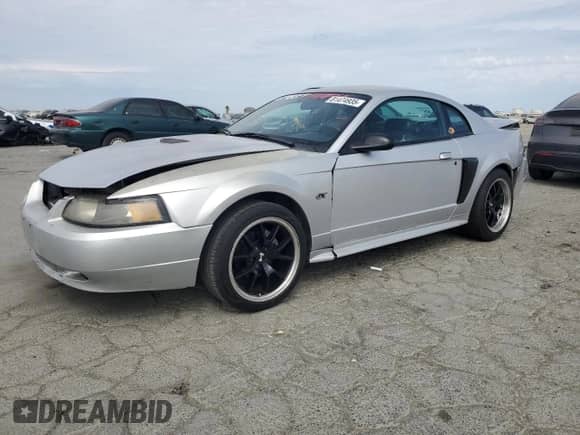 2001 Ford Mustang GT Deluxe с VIN 1FAFP42X81F229392, выставлен на аукционе Copart как лот 81474935 с пробегом 116 702 миль миль и Списание • Salvage title. История ставок и продаж доступна на DreamBid. Изображение 1.