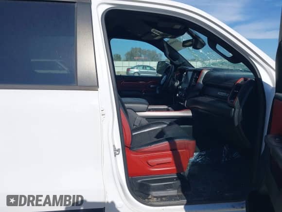 2020 Ram 1500 Rebel z VIN 1C6SRFLT7LN195486, wystawiony jako IAAI lot #43499888 z przebiegiem 161 678 mil mil oraz . Historia ofert i sprzedaży dostępna na DreamBid. Obrazek 5.