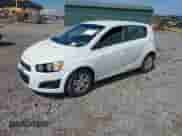 2012 Chevrolet Sonic LS z VIN 1G1JA6SH1C4162670, wystawiony jako IAAI lot #41936613 z przebiegiem 141 828 mil mil oraz . Historia ofert i sprzedaży dostępna na DreamBid. Obrazek 2.