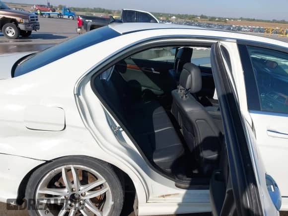 2012 Mercedes-Benz C 300 Sport с VIN WDDGF8BB0CA732420, выставлен на аукционе IAAI как лот 43321963 с пробегом 100 671 миль миль и . История ставок и продаж доступна на DreamBid. Изображение 8.