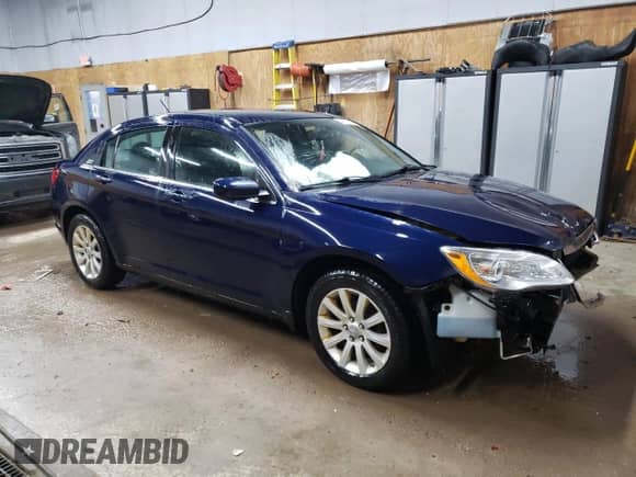 2013 Chrysler 200 Touring z VIN 1C3CCBBB1DN543286, wystawiony jako Copart lot #48379045 z przebiegiem 137 427 mil mil oraz Czysty tytuł • Clean title. Historia ofert i sprzedaży dostępna na DreamBid. Obrazek 4.