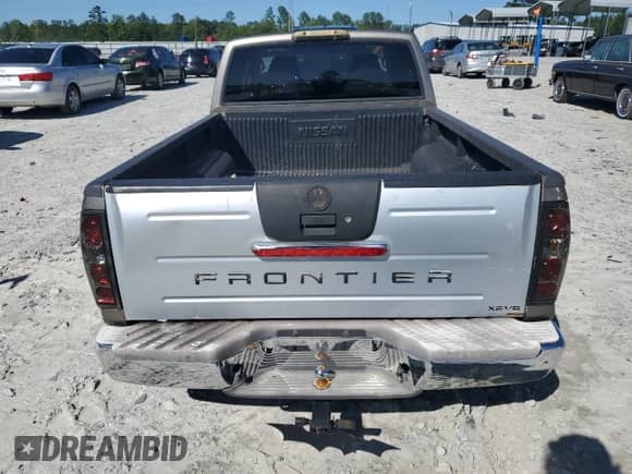 2004 Nissan Frontier XE z VIN 1N6ED29X94C473256, wystawiony jako Copart lot #57796125 z przebiegiem 306 316 mil mil oraz Czysty tytuł • Clean title. Historia ofert i sprzedaży dostępna na DreamBid. Obrazek 6.