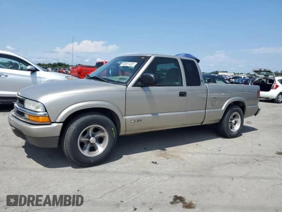 2000 Chevrolet S-10 LS z VIN 1GCCS19W2Y8104684, wystawiony jako Copart lot #68891435 z przebiegiem 242 878 mil mil oraz Czysty tytuł • Clean title. Historia ofert i sprzedaży dostępna na DreamBid. Obrazek 1.