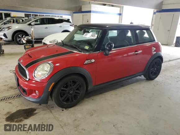 2013 MINI Hardtop S with VIN WMWSV3C5XDT392313, listed as a Copart auction lot 84942945 with 64,086 mi miles and Salvage title. Bid and sale history available at DreamBid. Image 1.