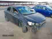 2014 Chevrolet Sonic LS z VIN 1G1JB5SH3E4208042, wystawiony jako IAAI lot #43365644 z przebiegiem Nie podano mil oraz . Historia ofert i sprzedaży dostępna na DreamBid. Obrazek 1.