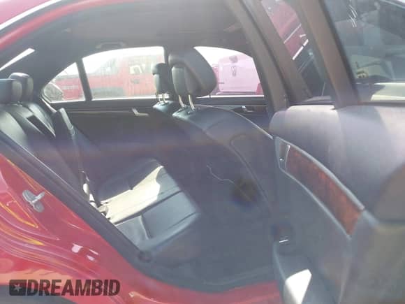 2014 Mercedes-Benz C 250 Sport z VIN WDDGF4HB5ER311488, wystawiony jako IAAI lot #43031325 z przebiegiem 108 139 mil mil oraz . Historia ofert i sprzedaży dostępna na DreamBid. Obrazek 8.