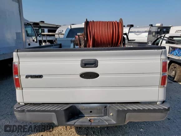 2013 Ford F-150 XL z VIN 1FTMF1CM0DKG45388, wystawiony jako Copart lot #80412145 z przebiegiem 215 618 mil mil oraz Czysty tytuł • Clean title. Historia ofert i sprzedaży dostępna na DreamBid. Obrazek 6.